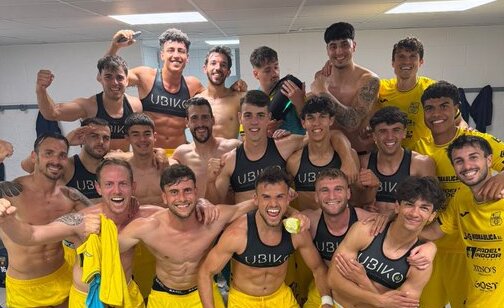 Jugadores del Poblense celebrando su clasificaci&oacute;n al playoff de ascenso