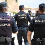 Agentes de la Polic&iacute;a Nacional en Ma&oacute; durante un rescate