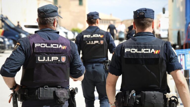 Agentes de la Polic&iacute;a Nacional en Ma&oacute; durante un rescate