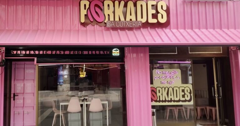 Fachada del restaurante Porkades con colores rosa y letrero visible