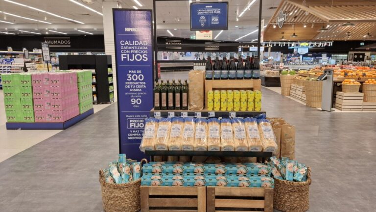 Exhibición de productos con precios fijos en un supermercado