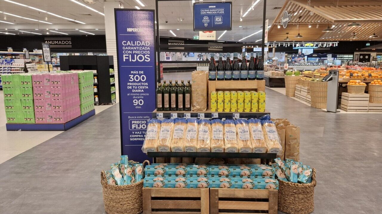 Exhibici&oacute;n de productos con precios fijos en un supermercado