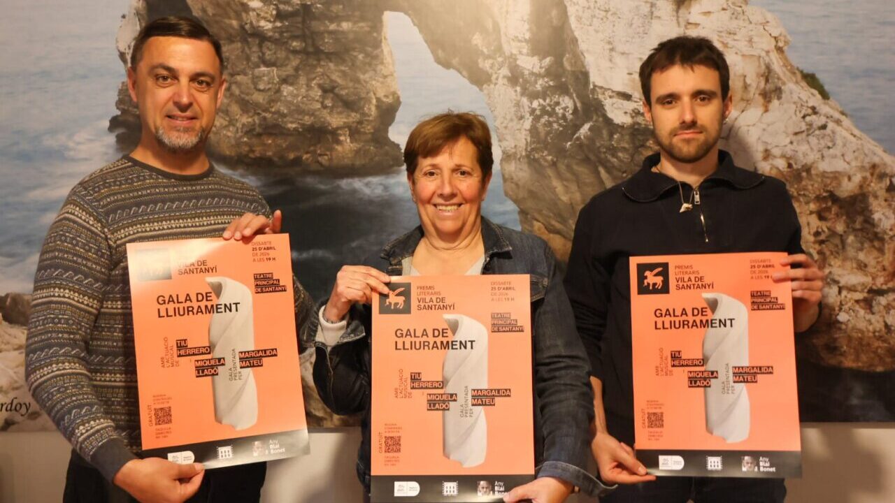 Presentaci&oacute;n de los Premios Literarios Vila de Santany&iacute; 2026 con tres personas sosteniendo carteles
