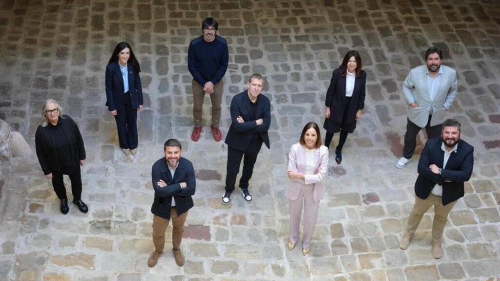 Grupo de personas en la presentaci&oacute;n de la Biennal B 2026 en un espacio cultural