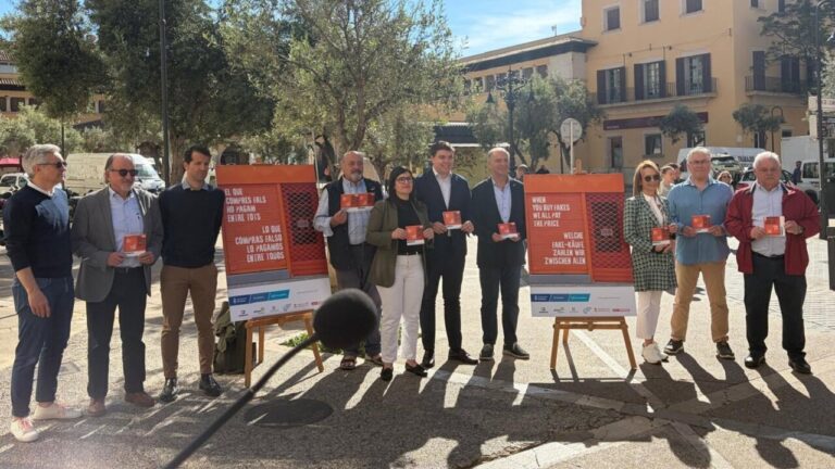 Presentaci&oacute;n de la campa&ntilde;a contra la venta ambulante en Palma con varios participantes.