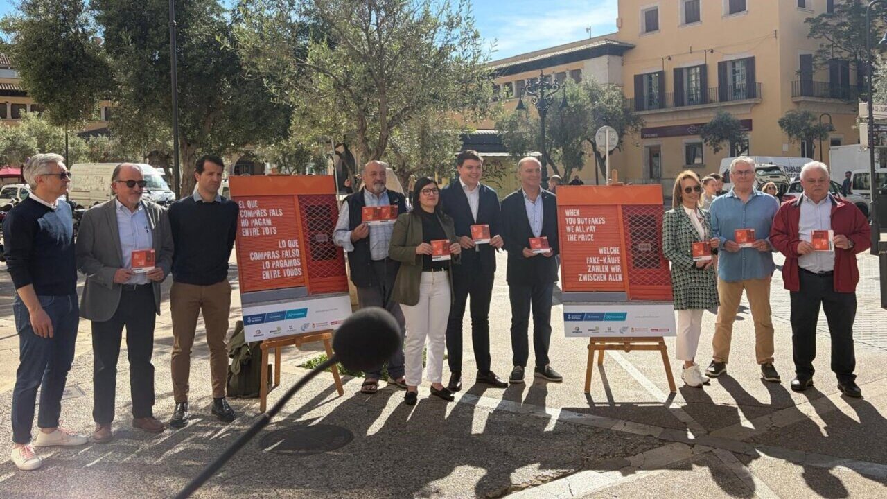 Presentaci&oacute;n de la campa&ntilde;a contra la venta ambulante en Palma con varios participantes.