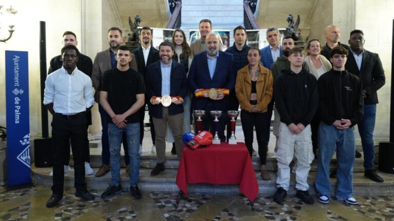 Presentaci&oacute;n del evento de boxeo en Palma con autoridades y boxeadores