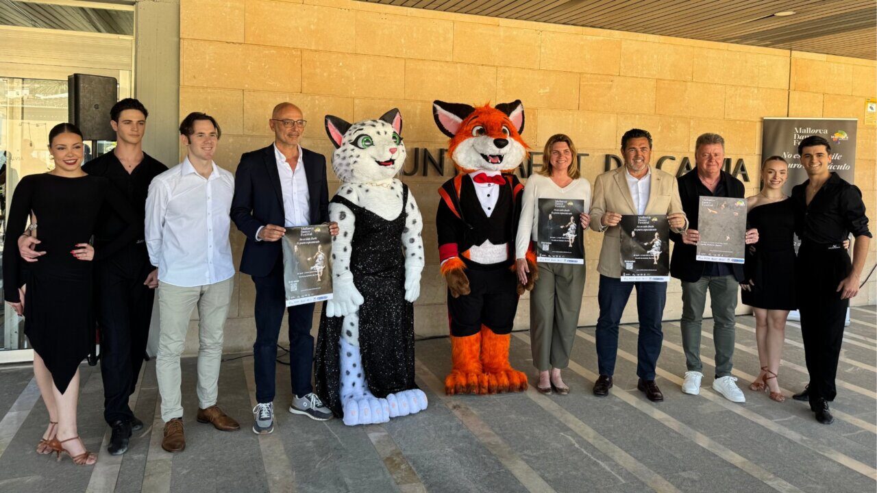 Grupo de personas posando en la presentaci&oacute;n del Mallorca Dance Festival