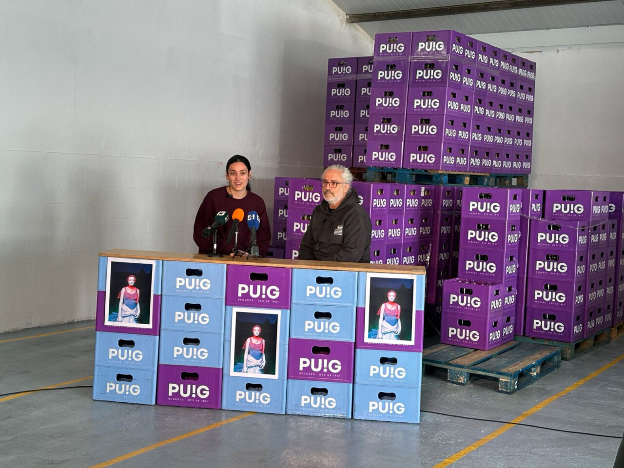 Presentación del proyecto Nastallat con artistas y cajas de PUIG