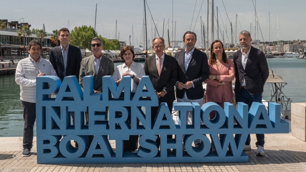 Grupo de personas en la presentaci&oacute;n del Palma International Boat Show