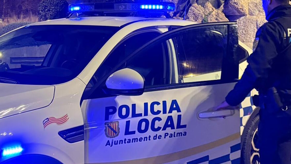 Veh&iacute;culo de la polic&iacute;a local de Palma con luces encendidas