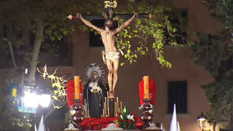 Imagen de la procesi&oacute;n del Crist de la Sang en Palma con figuras religiosas