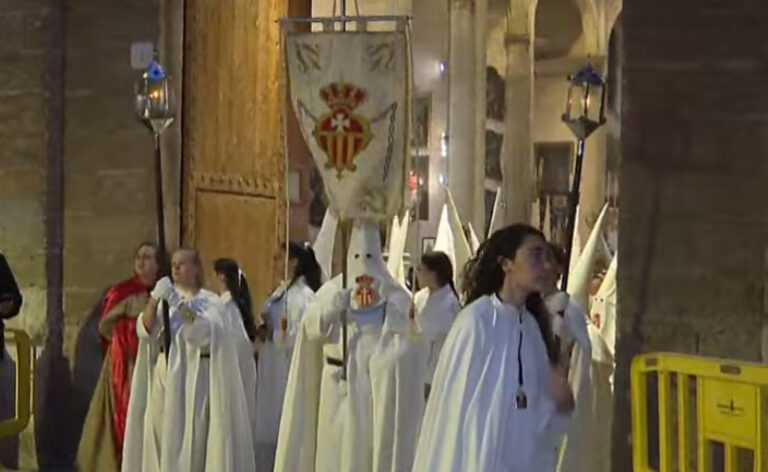 Participantes en la procesi&oacute;n del Sant Crist de la Santa Creu en Palma
