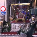 Procesi&oacute;n del Santo Entierro en Palma con cofrades y ornamentos