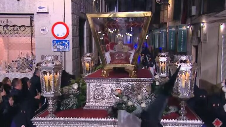 Procesi&oacute;n del Santo Entierro en Palma con cofrades y ornamentos