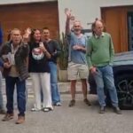 Grupo de personas protestando durante un acto de Vox en Puigpunyent