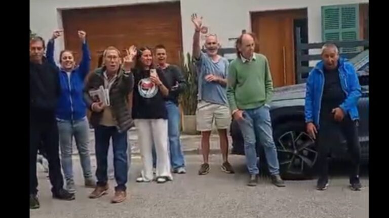 Grupo de personas protestando durante un acto de Vox en Puigpunyent
