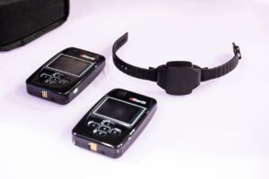 Pulseras antimaltrato y dispositivos de conexi&oacute;n m&oacute;vil