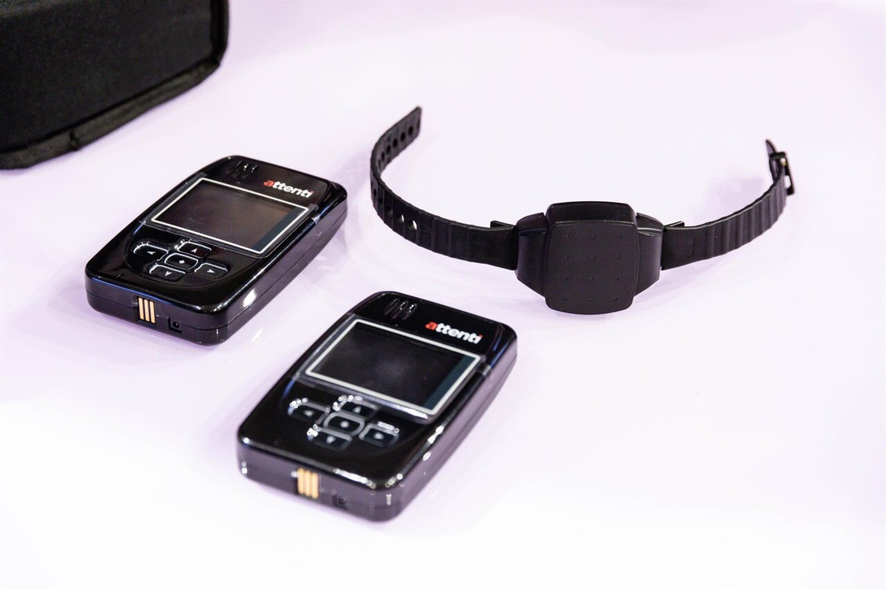 Pulseras antimaltrato y dispositivos de conexi&oacute;n m&oacute;vil