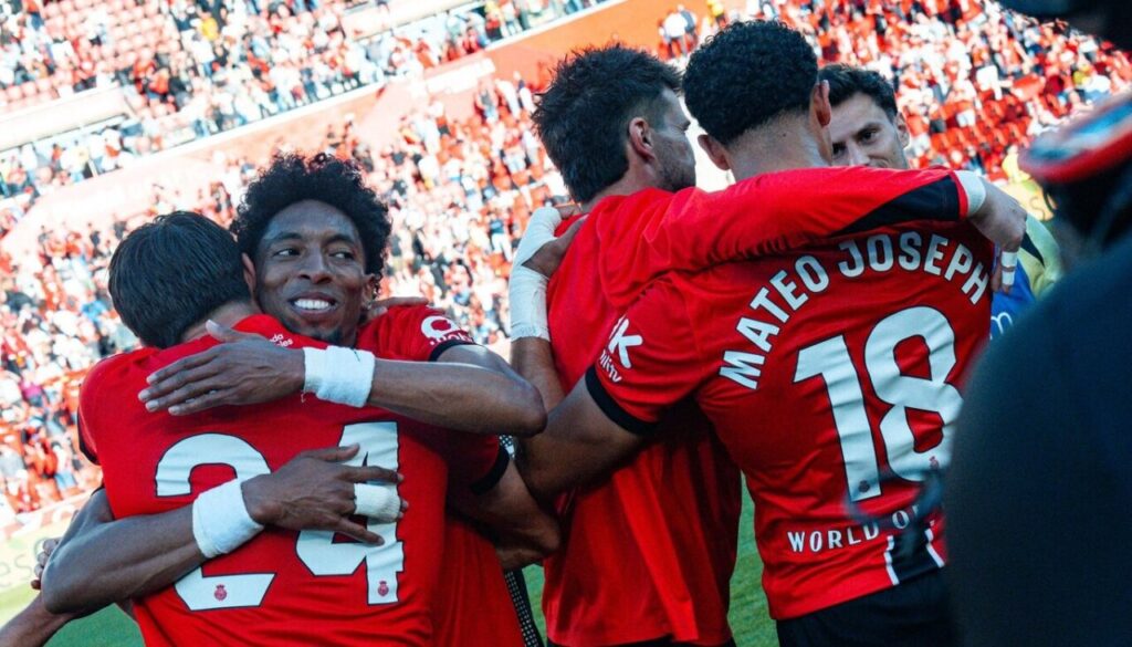 Jugadores del RCD Mallorca celebrando un gol en el estadio.