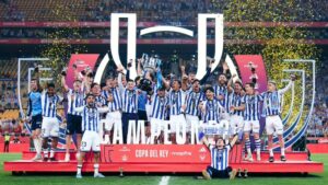 Jugadores de la Real Sociedad celebrando su victoria en la Copa del Rey 2026