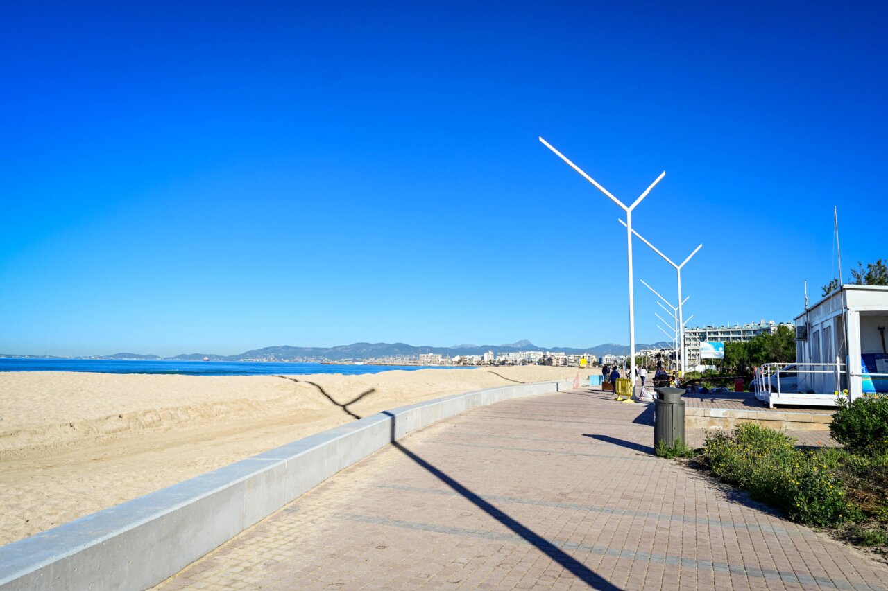 Paseo de la Playa de Palma con murete reconstruido y mar al fondo