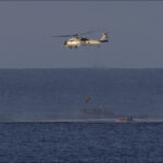 Helic&oacute;ptero recuperando astronautas tras la misi&oacute;n Artemis II en el oc&eacute;ano Pac&iacute;fico