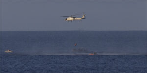 Helic&oacute;ptero recuperando astronautas tras la misi&oacute;n Artemis II en el oc&eacute;ano Pac&iacute;fico