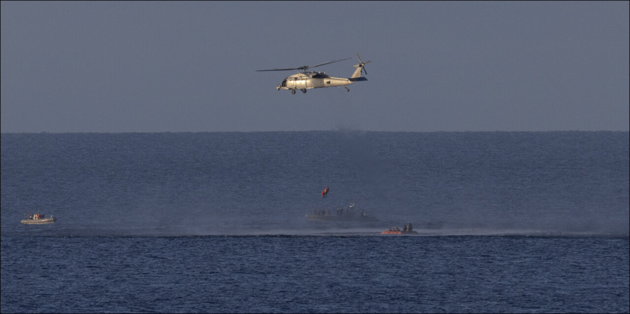 Helic&oacute;ptero recuperando astronautas tras la misi&oacute;n Artemis II en el oc&eacute;ano Pac&iacute;fico