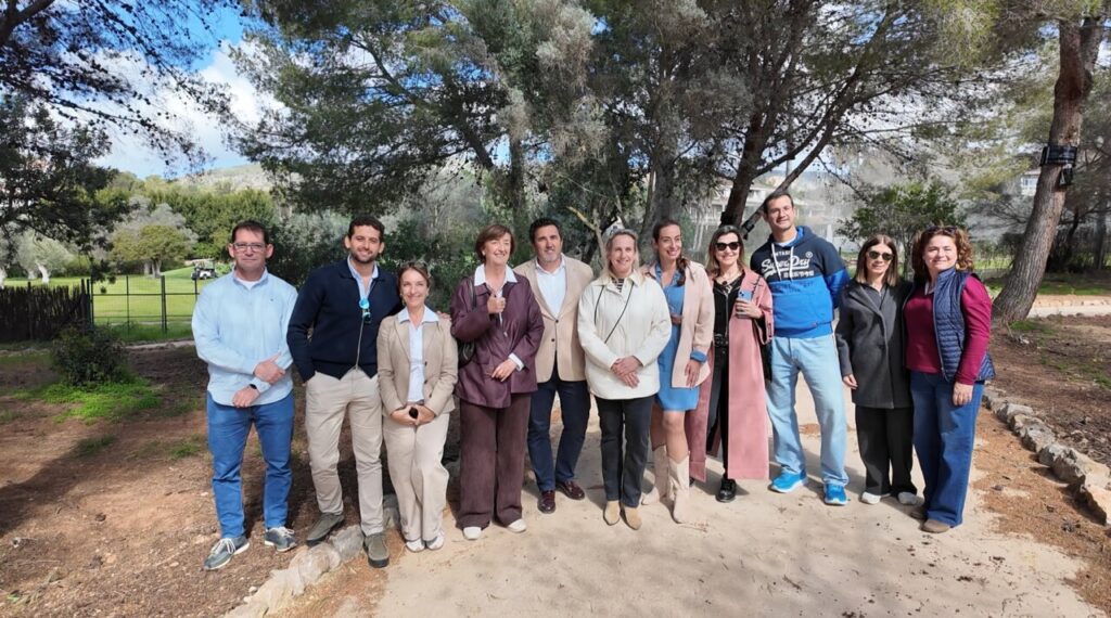 Grupo de personas en la zona verde recuperada en Bendinat