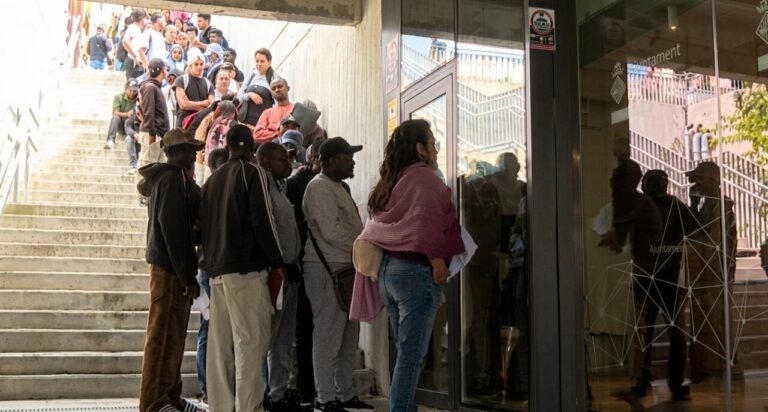 La regularizaci&oacute;n de migrantes "colapsa" las oficinas en Palma y tensiona los servicios municipales