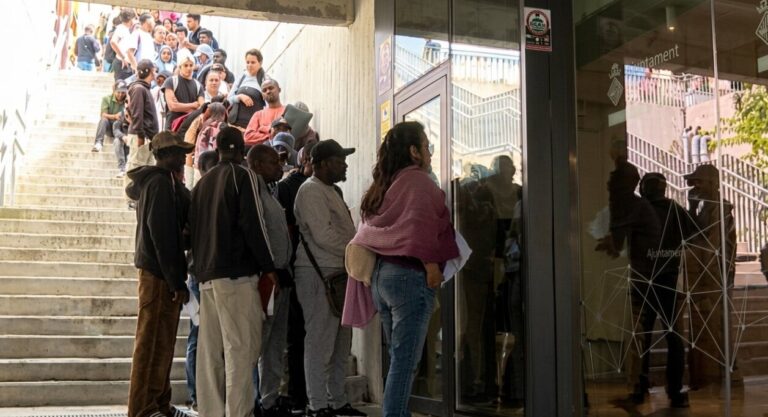La regularizaci&oacute;n de migrantes "colapsa" las oficinas en Palma y tensiona los servicios municipales