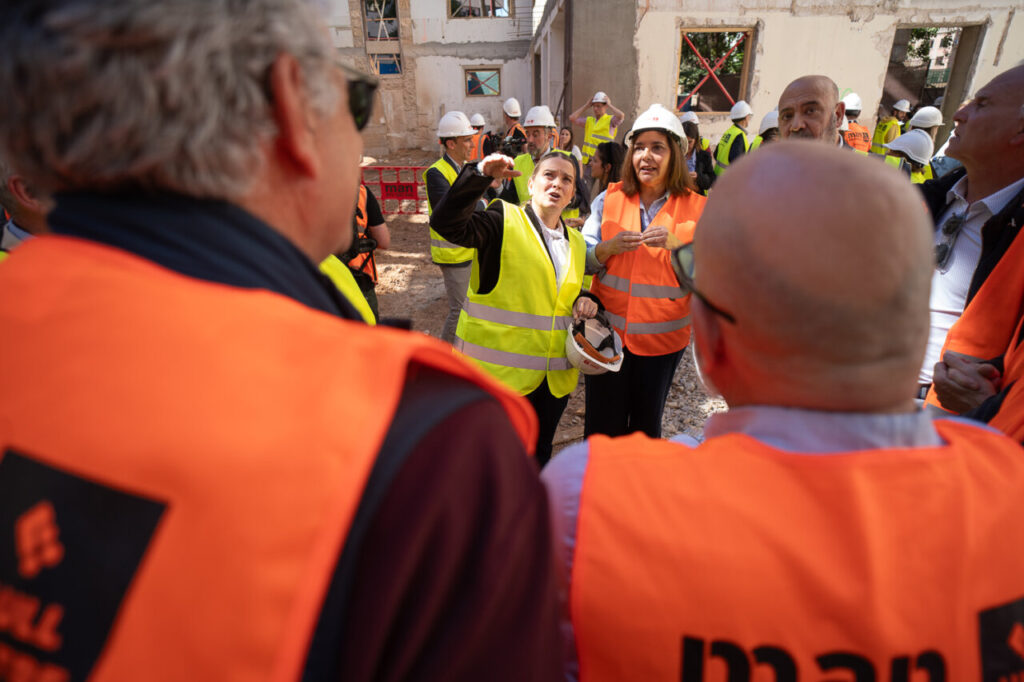 Rehabilitaci&oacute;n del edificio hist&oacute;rico de Cecili Metel en Palma con trabajadores en el sitio.