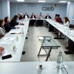 Representantes de CAEB discutiendo sobre ayudas a empresas en reuni&oacute;n