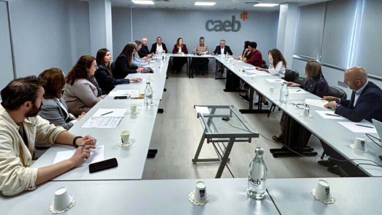 Representantes de CAEB discutiendo sobre ayudas a empresas en reuni&oacute;n