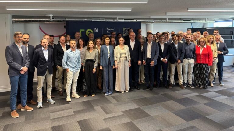 Grupo de personas en la reuni&oacute;n del patronato Impulsa Balears sobre econom&iacute;a circular.