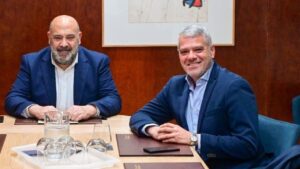 Reuni&oacute;n sobre la protecci&oacute;n de campos de f&uacute;tbol en Palma con dos hombres sonriendo.