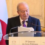 Rey Juan Carlos I leyendo un discurso en un evento en París