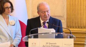 Rey Juan Carlos I leyendo un discurso en un evento en Par&iacute;s
