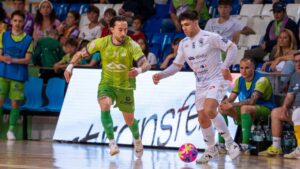 Jugadores de futsal compiten en un partido en Palma de Mallorca
