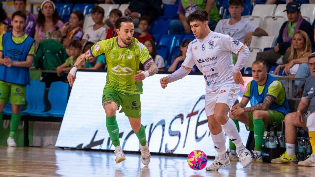 Jugadores de futsal compiten en un partido en Palma de Mallorca