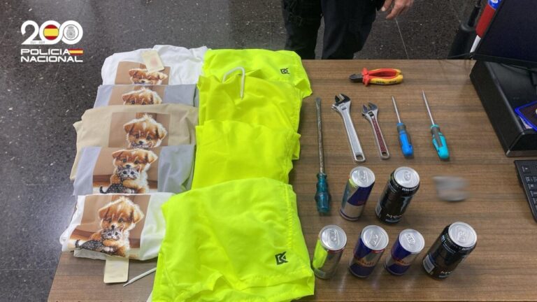 Herramientas y ropa recuperadas tras un robo en una tienda