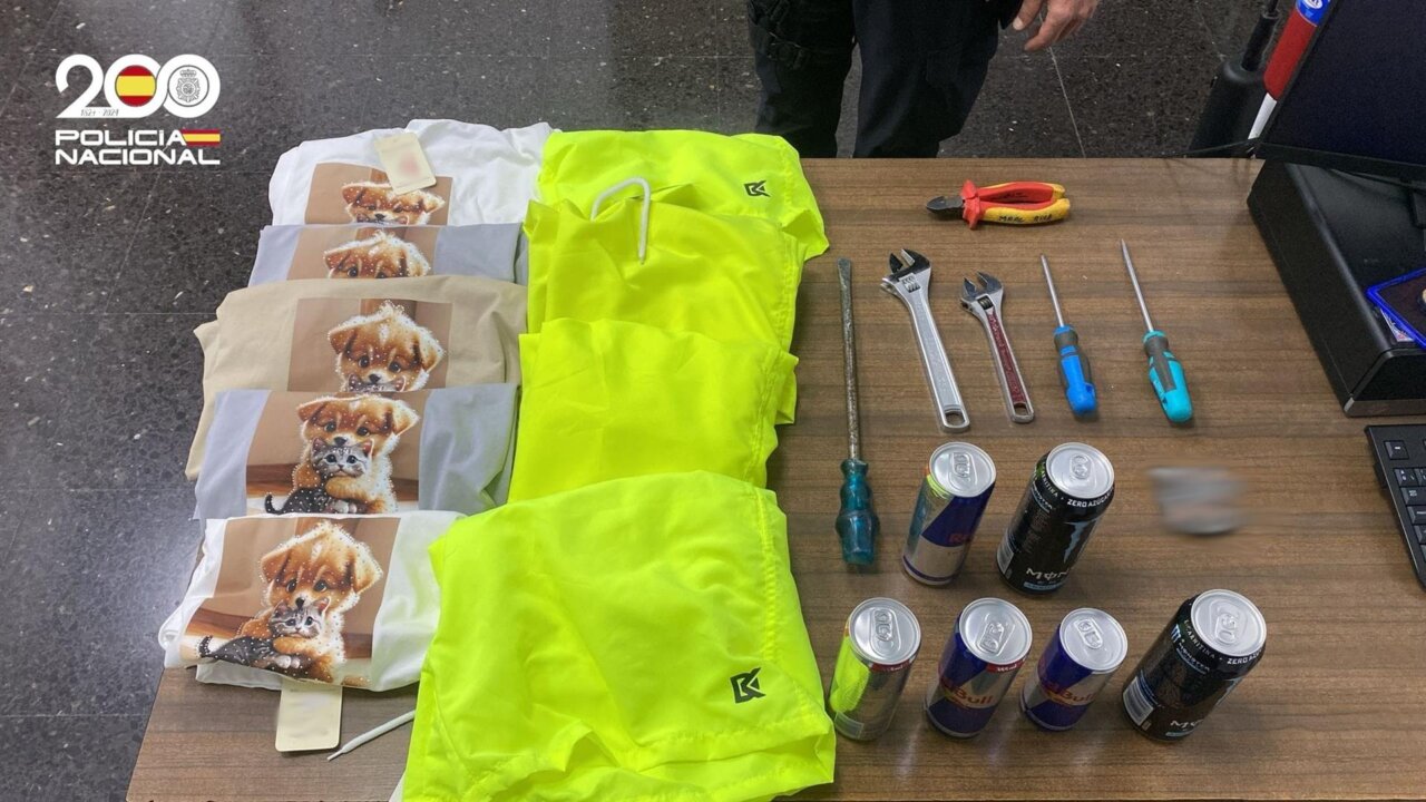 Herramientas y ropa recuperadas tras un robo en una tienda