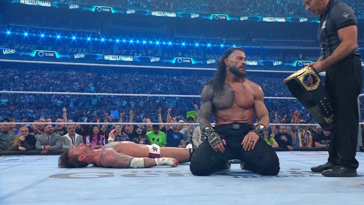 Roman Reigns sentado en el ring tras vencer a CM Punk en Wrestlemania 42