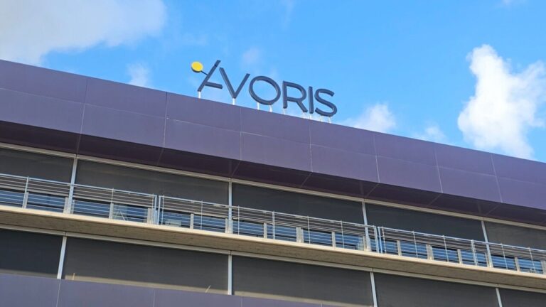 R&oacute;tulo de la fachada de la oficina de &Aacute;voris en Mallorca