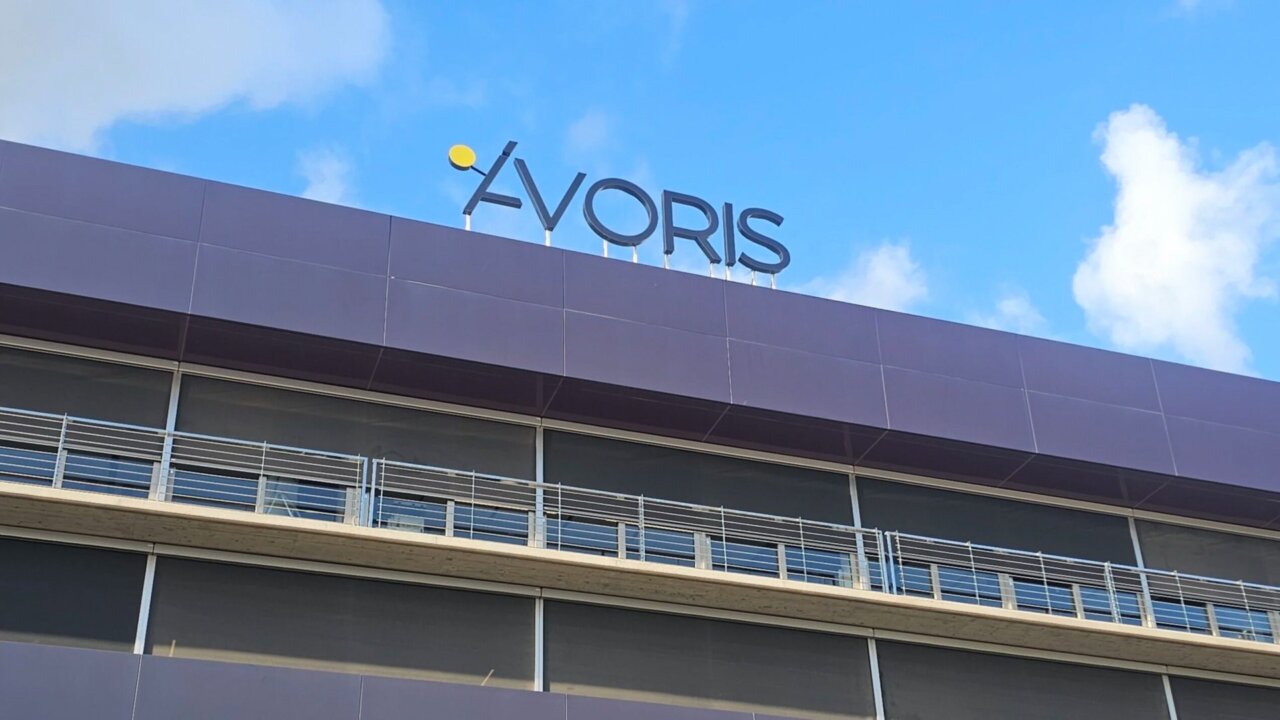 R&oacute;tulo de la fachada de la oficina de &Aacute;voris en Mallorca
