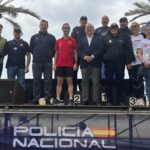 Participantes en la carrera solidaria Ruta 091 en Palma con fondo de palmeras.