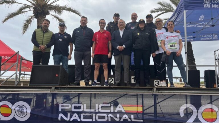 Participantes en la carrera solidaria Ruta 091 en Palma con fondo de palmeras.