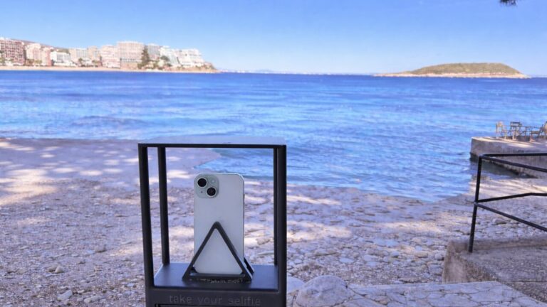 Soporte para selfies en la playa de Magaluf con mar de fondo