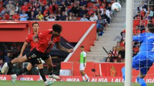 Sam&uacute; Costa anotando un gol para el RCD Mallorca en un partido